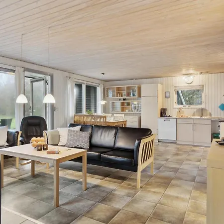 Pet Friendly In With Kitchen