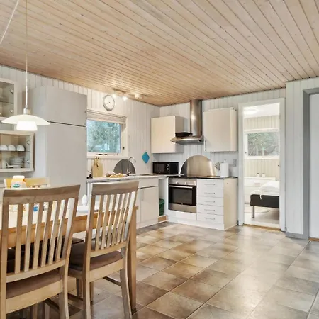 Pet Friendly In With Kitchen Holiday home