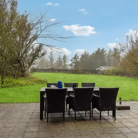 Pet Friendly In With Kitchen *